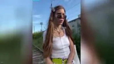 Русская молоденькая худышка мастурбирует на улице