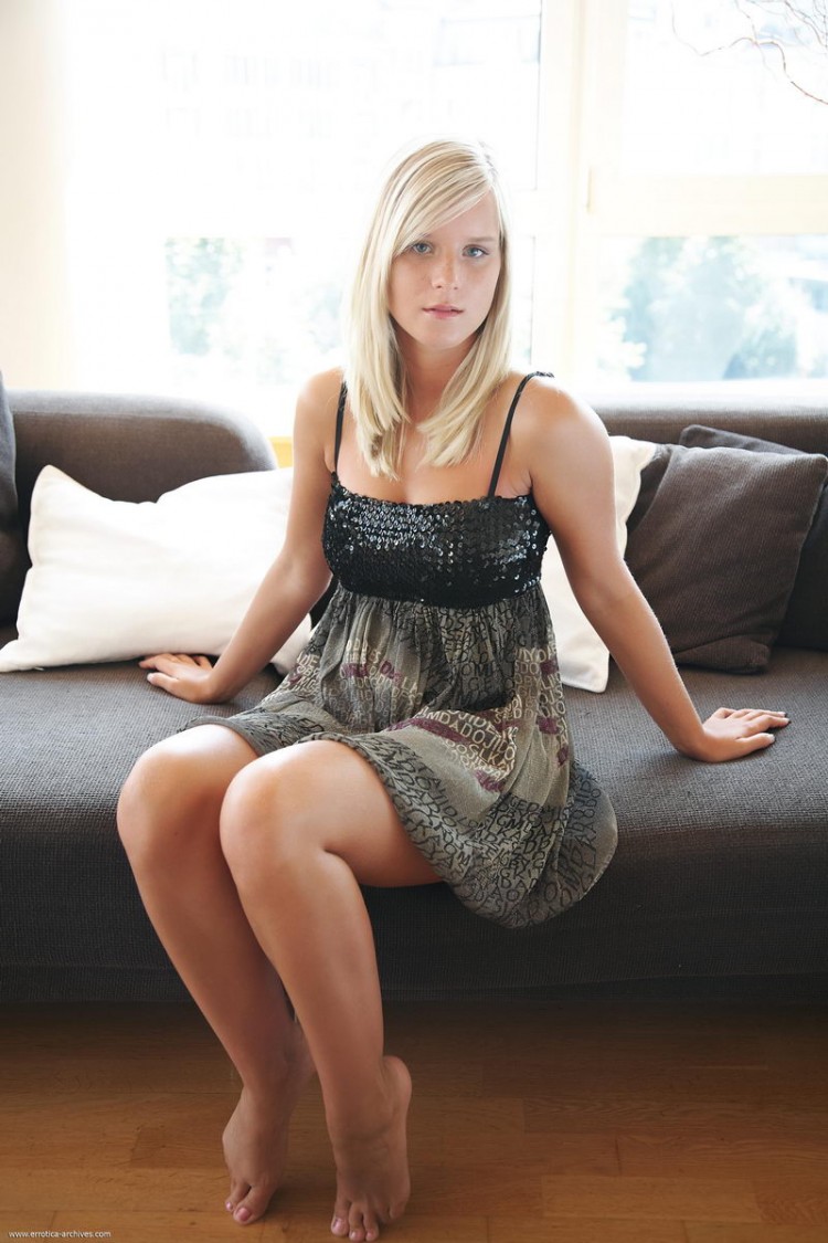Фотосессия Блондинка с большими сиськами на диване