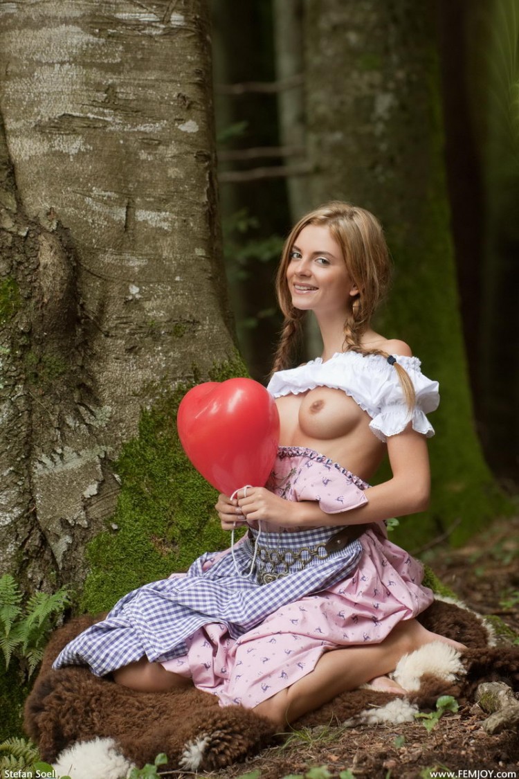 Фотосессия Девушка с косичками в лесу