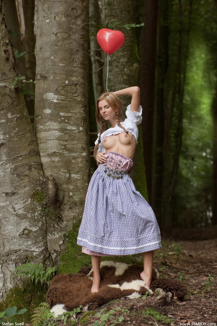 Фотосессия Девушка с косичками в лесу