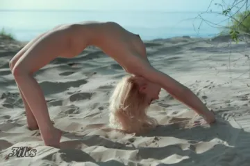 Хрупкая блондинка на пляже