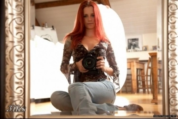 Рыжеволосая девушка фотограф снимает себя в одежде и без-2