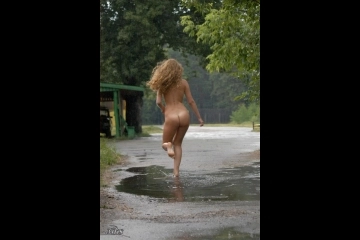 Фотосессия Голышом гуляет под дождём-20