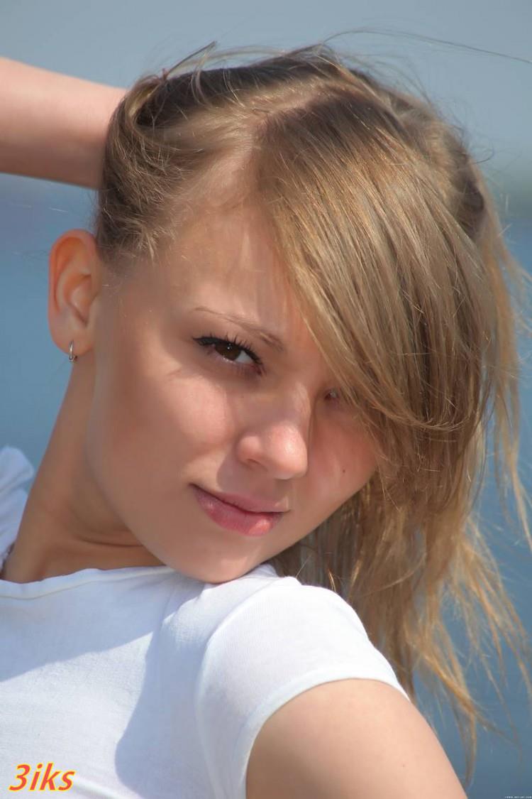 Фотосессия Молоденькая красавица разделась на пляже-1