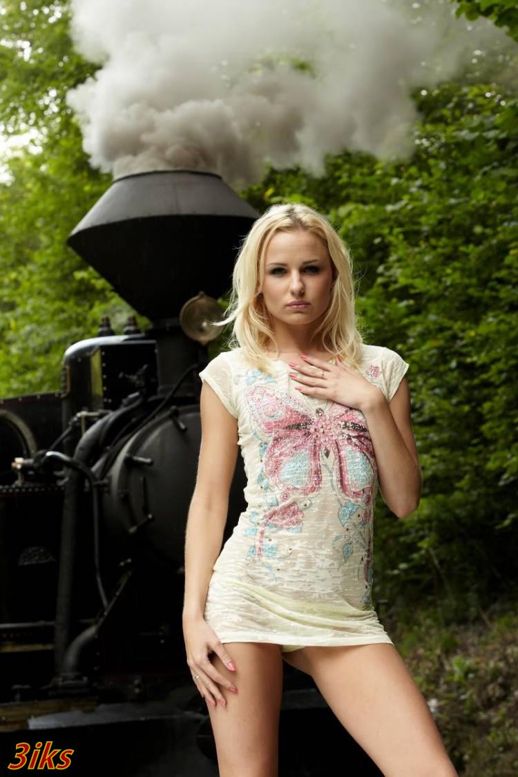 Фотосессия Блондинка разделась на железной дороге-0