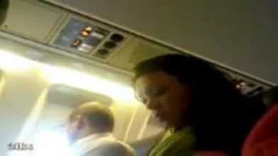 Дрочит член на незнакомку в самолёте и записывает её реакцию на видео